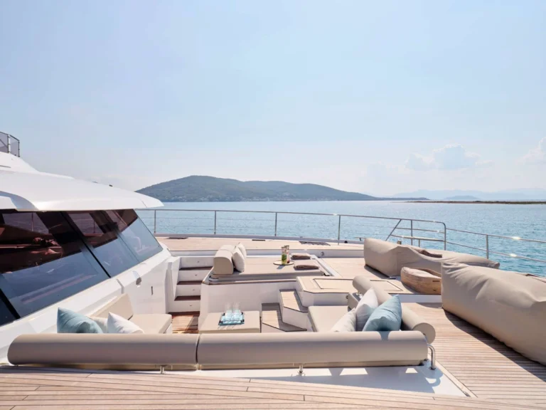 Fountaine Pajot Power 67 ELLY – Foredeck lounge