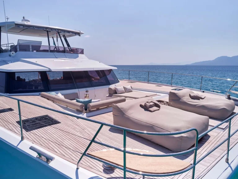 Fountaine Pajot Power 67 ELLY – Foredeck sunbeds