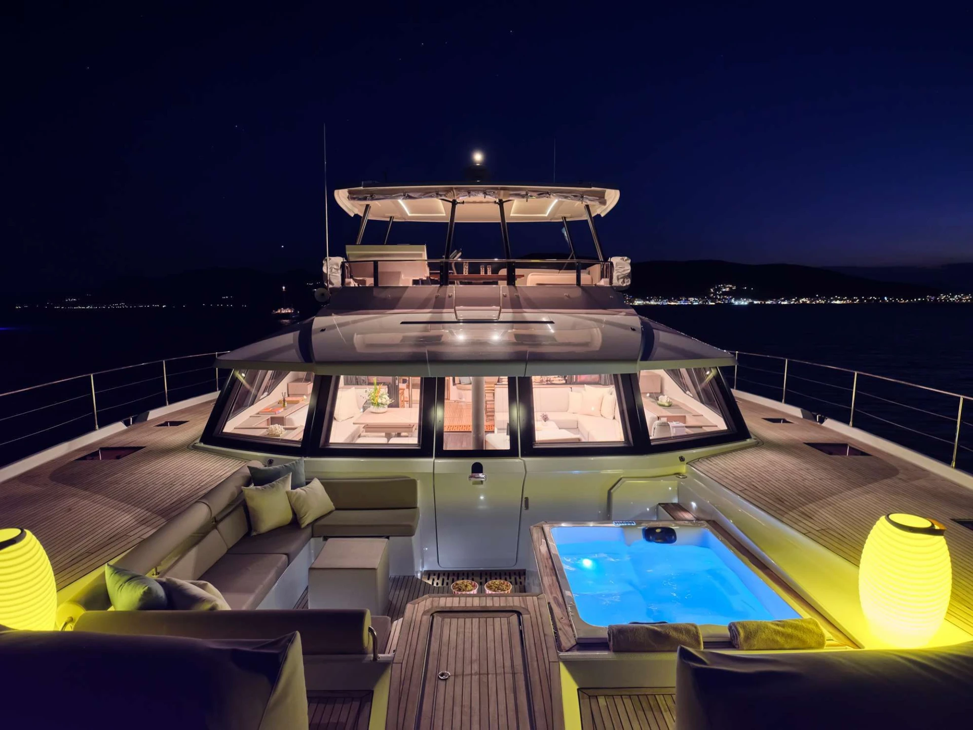 Fountaine Pajot Power 67 ELLY – Foredeck Jacuzzi by night
