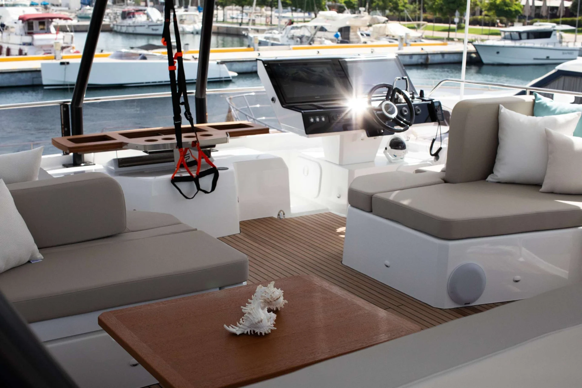 Fountaine Pajot Power 67 ELLY – Flybridge gym corner