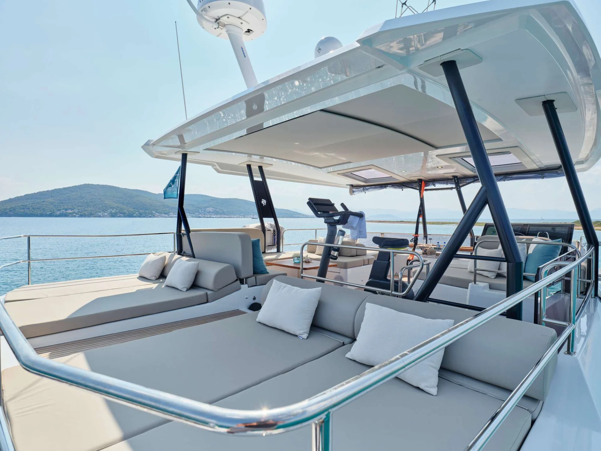 Fountaine Pajot Power 67 ELLY – Flybridge helm