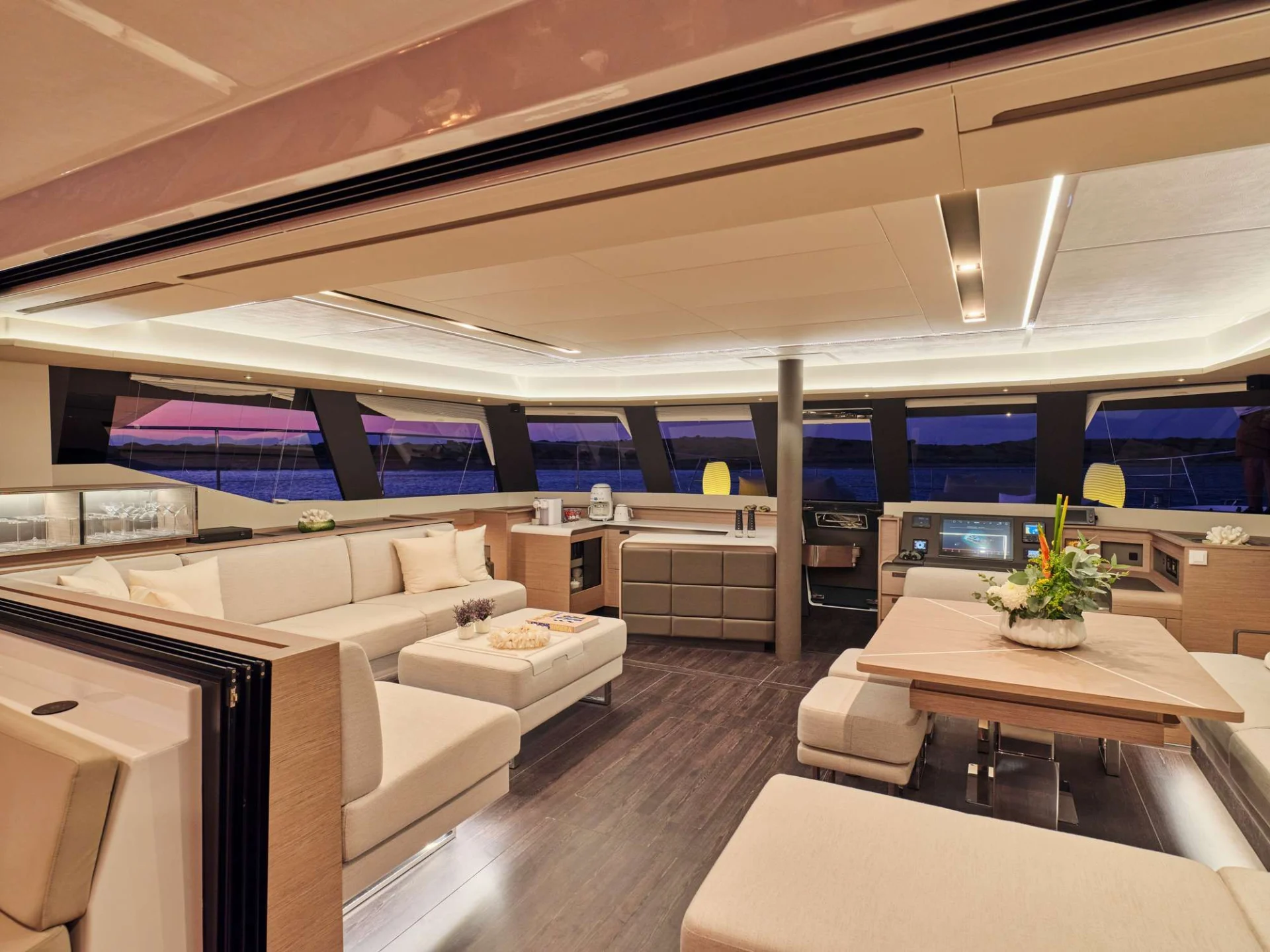 Fountaine Pajot Power 67 ELLY – Main saloon