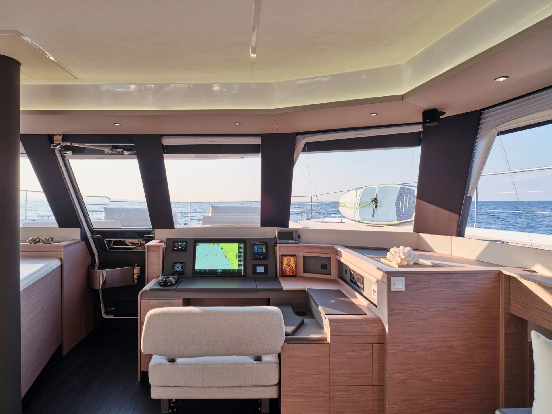 Fountaine Pajot Power 67 ELLY – Helm station