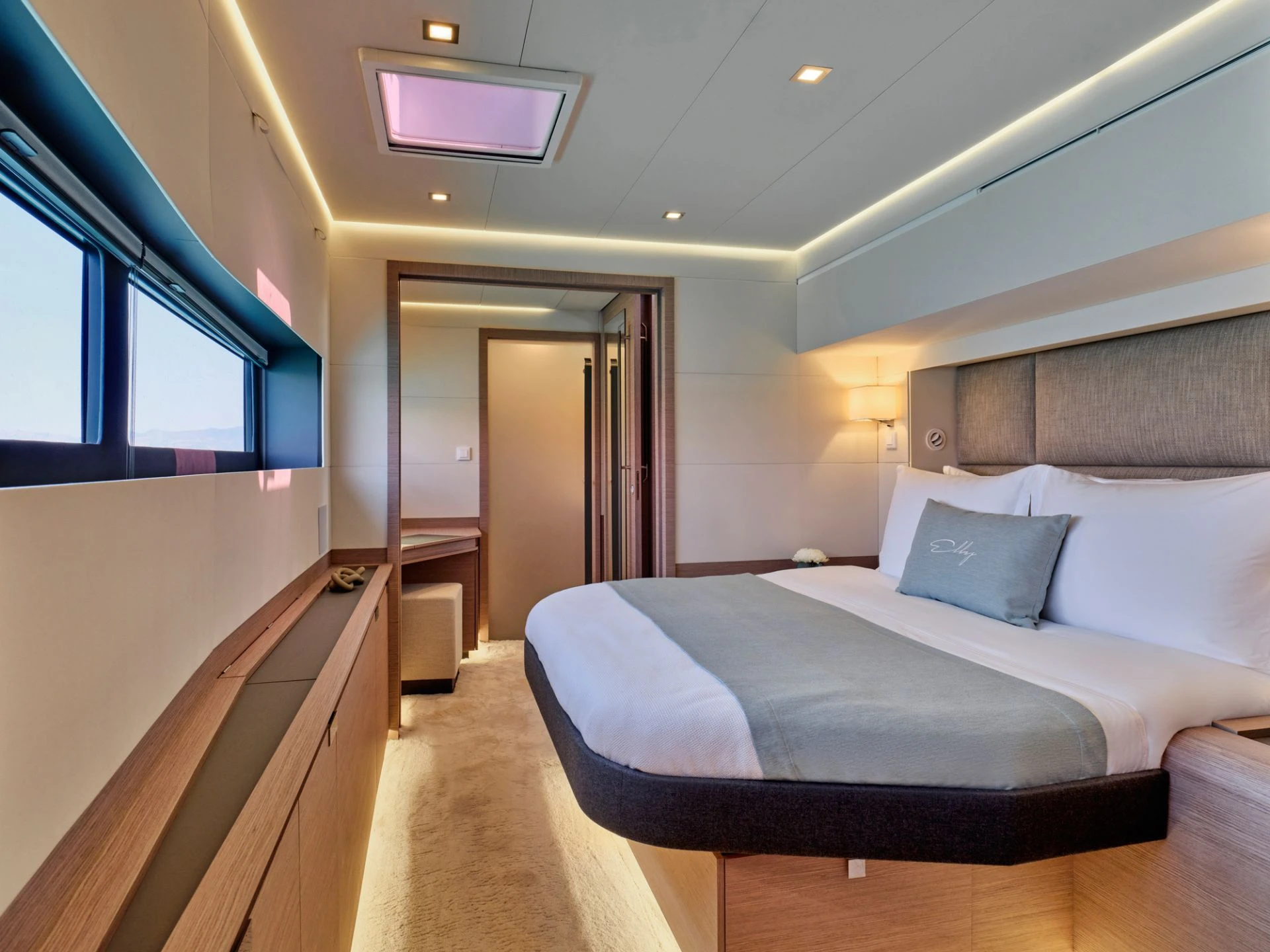 Fountaine Pajot Power 67 ELLY – Owner suite bed