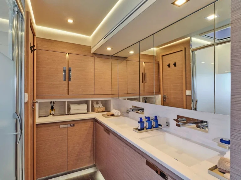 Fountaine Pajot Power 67 ELLY – Owner bathroom