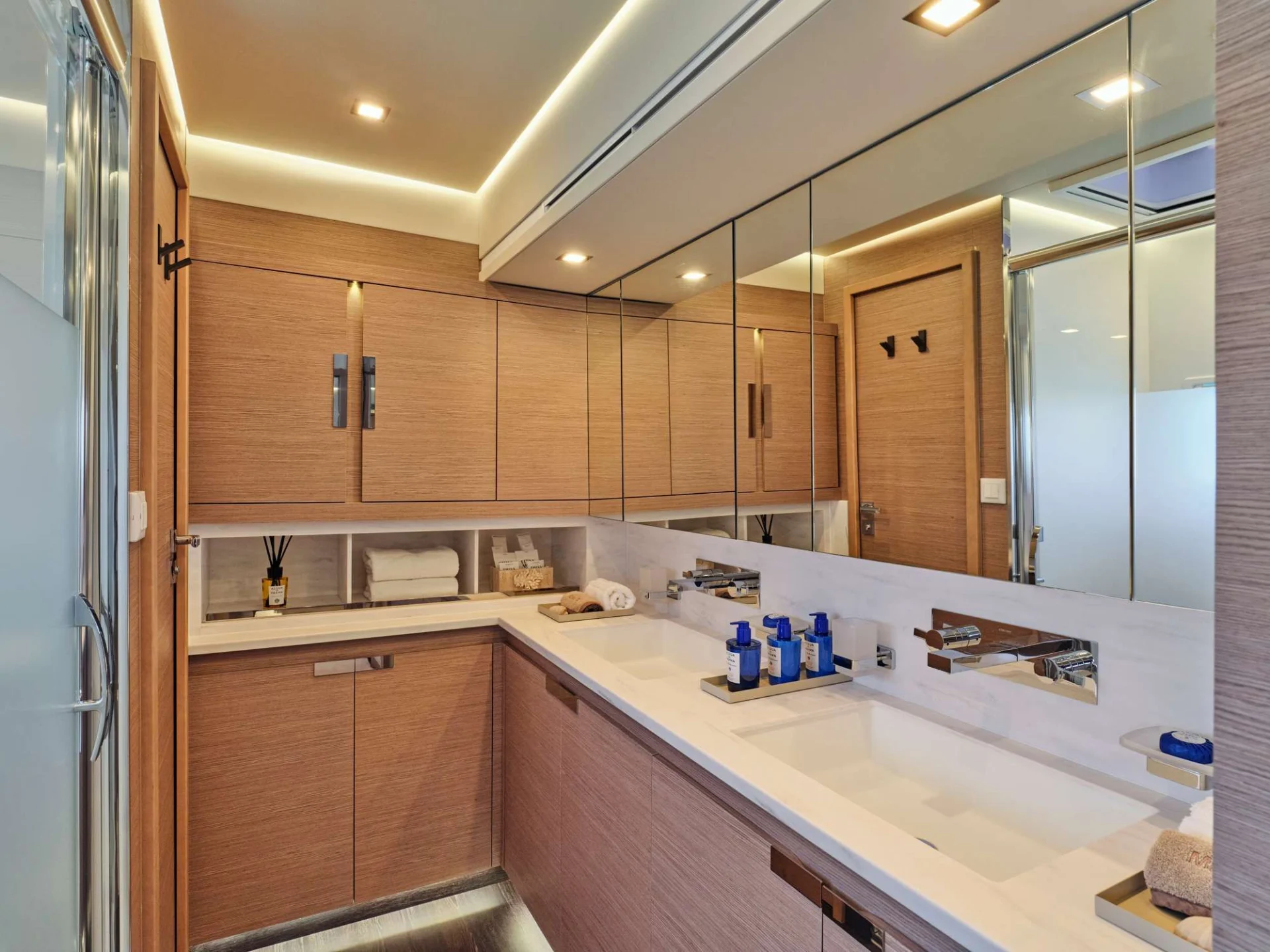 Fountaine Pajot Power 67 ELLY – Owner bathroom