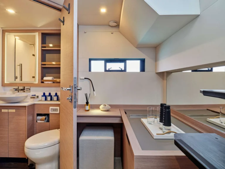 Fountaine Pajot Power 67 ELLY – Guest bathroom