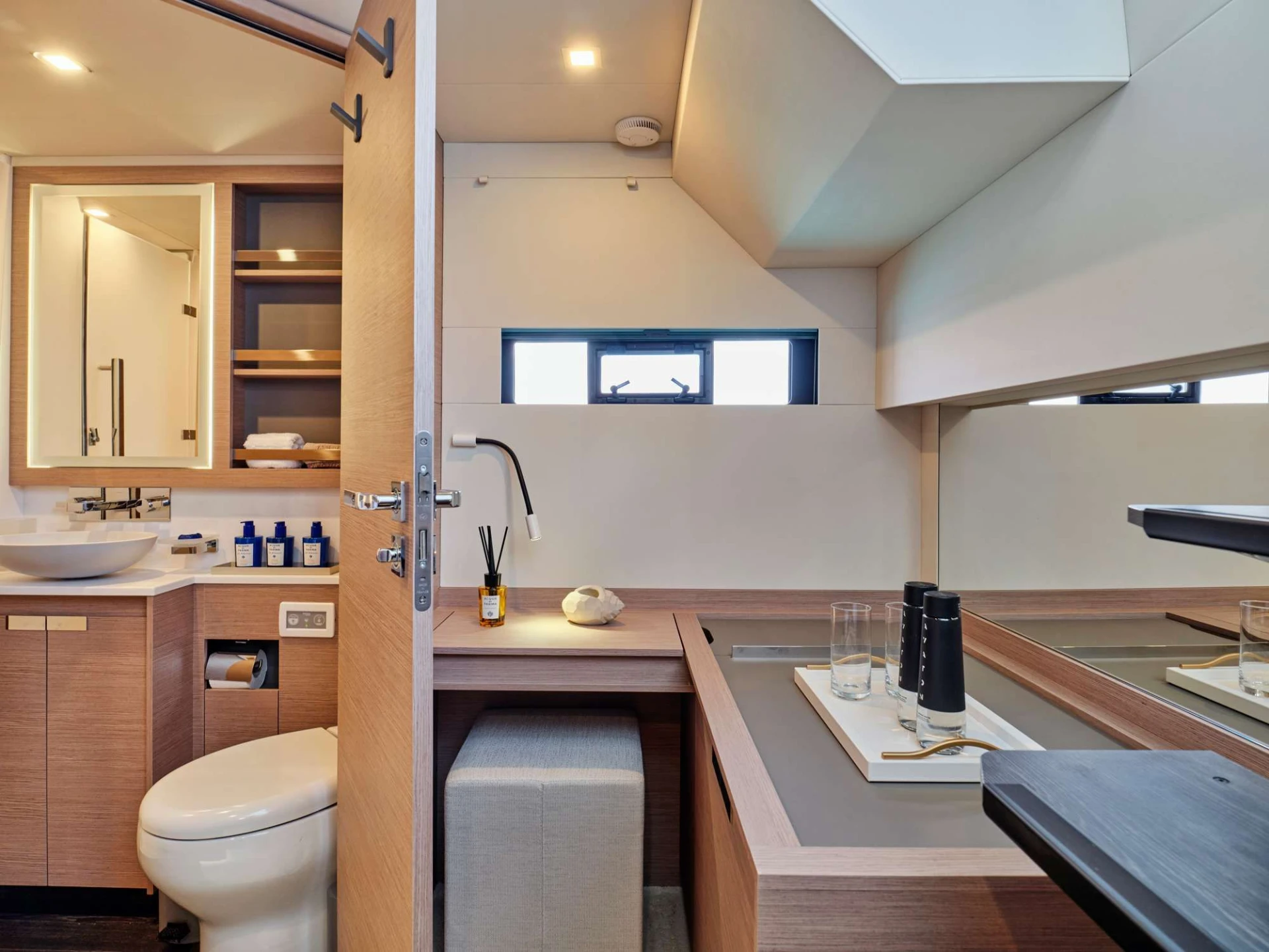 Fountaine Pajot Power 67 ELLY – Guest bathroom
