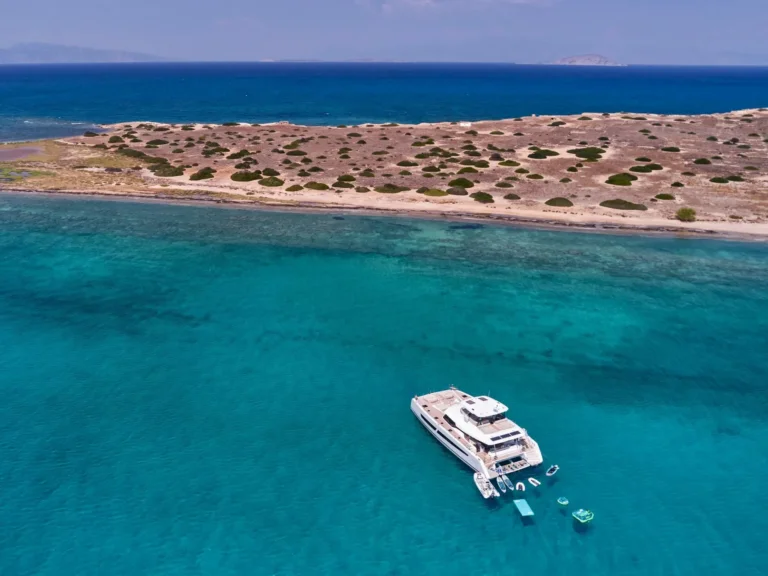 Fountaine Pajot Power 67 ELLY – At anchor