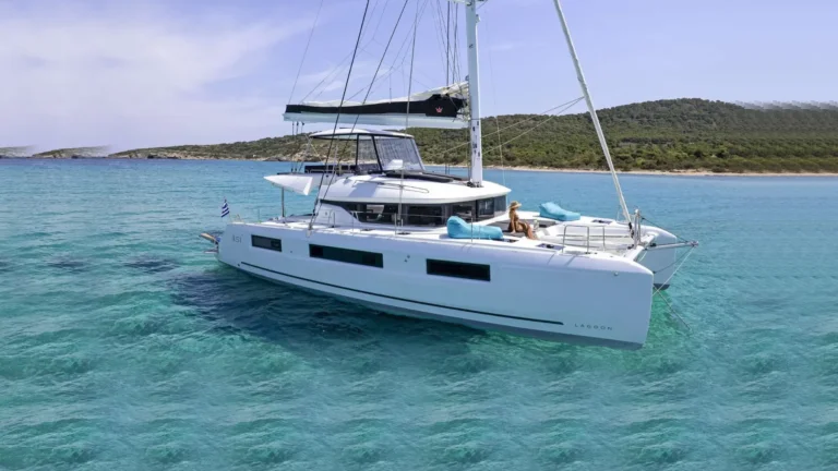 Lagoon 51 EFFIE STAR – At anchor
