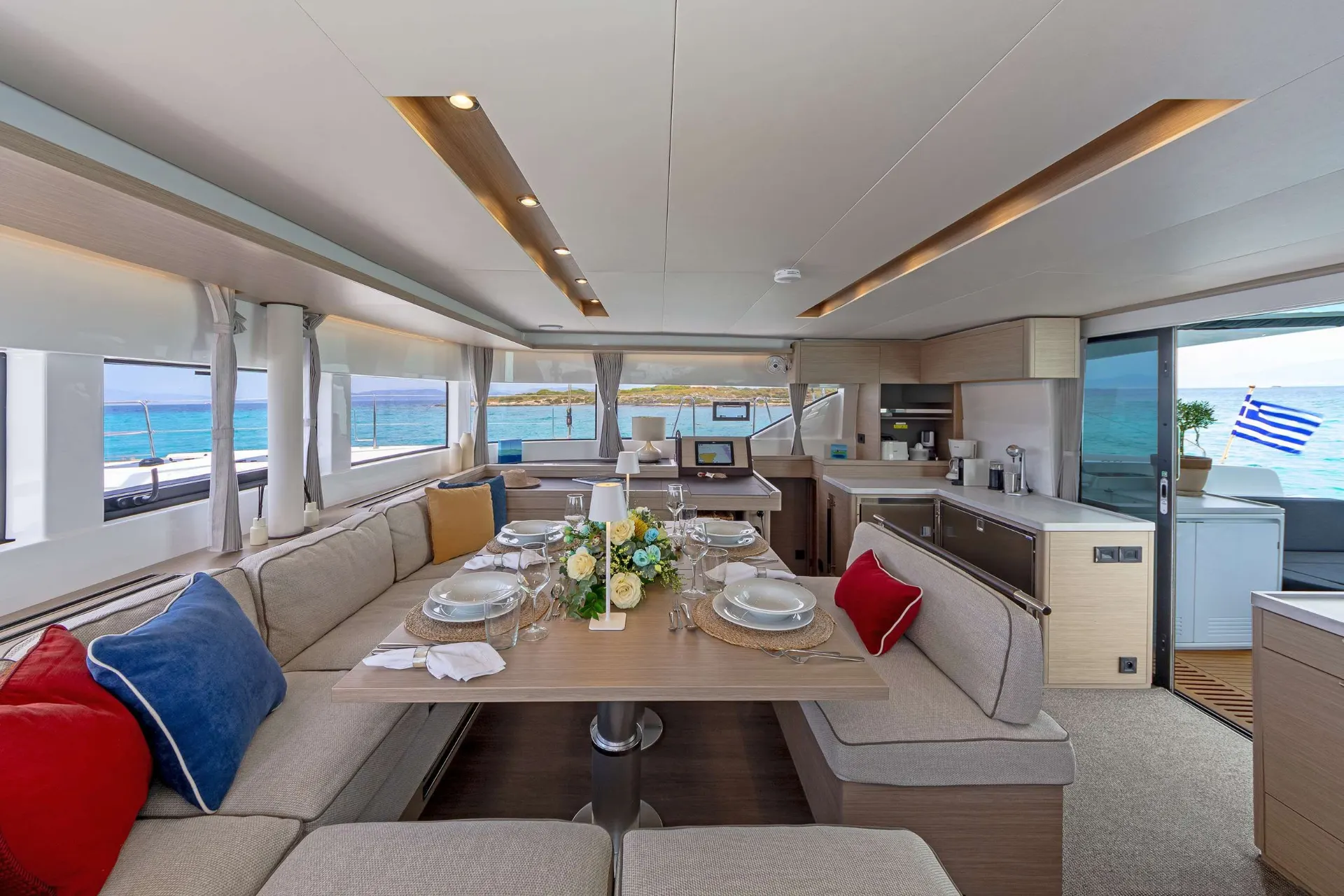 Lagoon 51 EFFIE STAR – Saloon dining