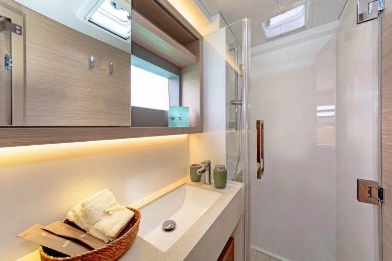 Lagoon 51 EFFIE STAR – En-suite bathroom