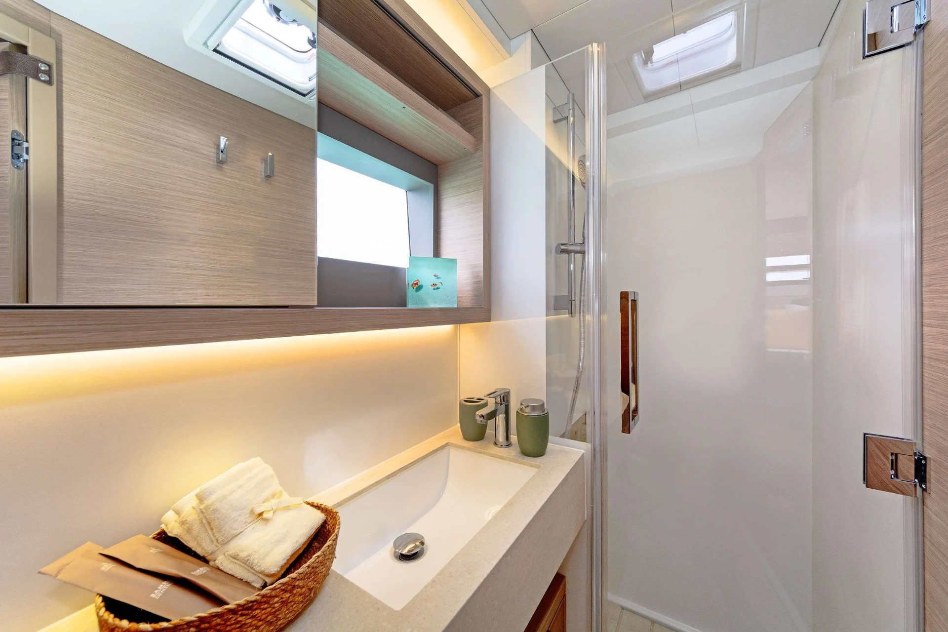 Lagoon 51 EFFIE STAR – En-suite bathroom