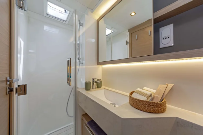 Lagoon 51 EFFIE STAR – Shower room
