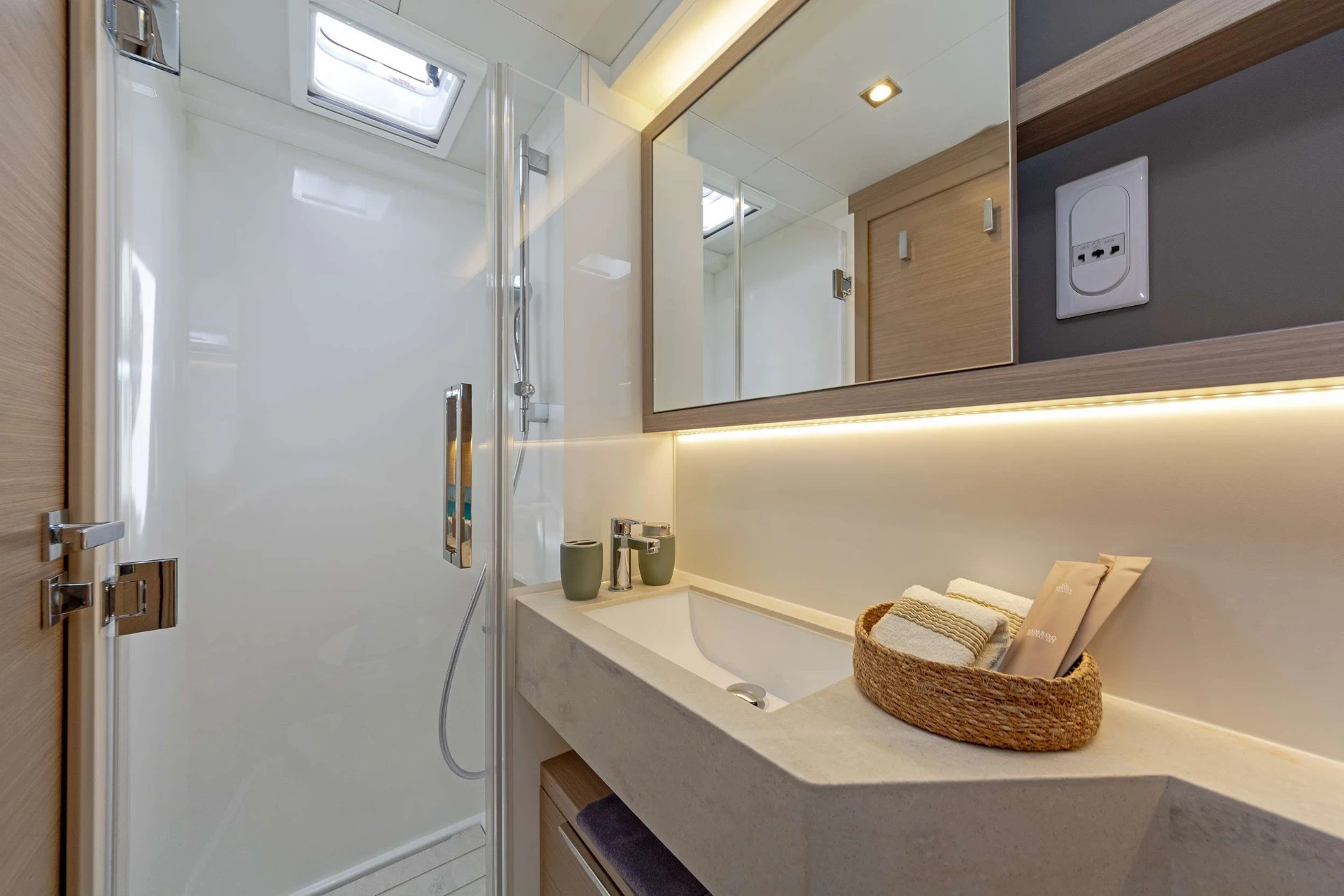 Lagoon 51 EFFIE STAR – Shower room