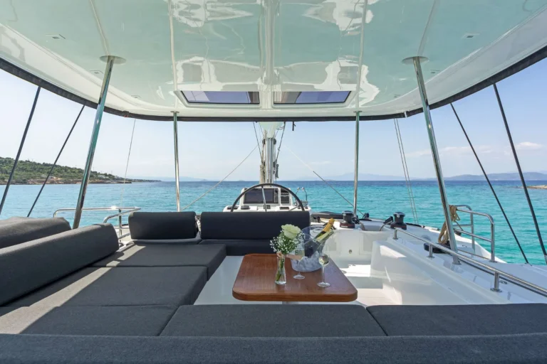 Lagoon 51 EFFIE STAR – Flybridge lounge