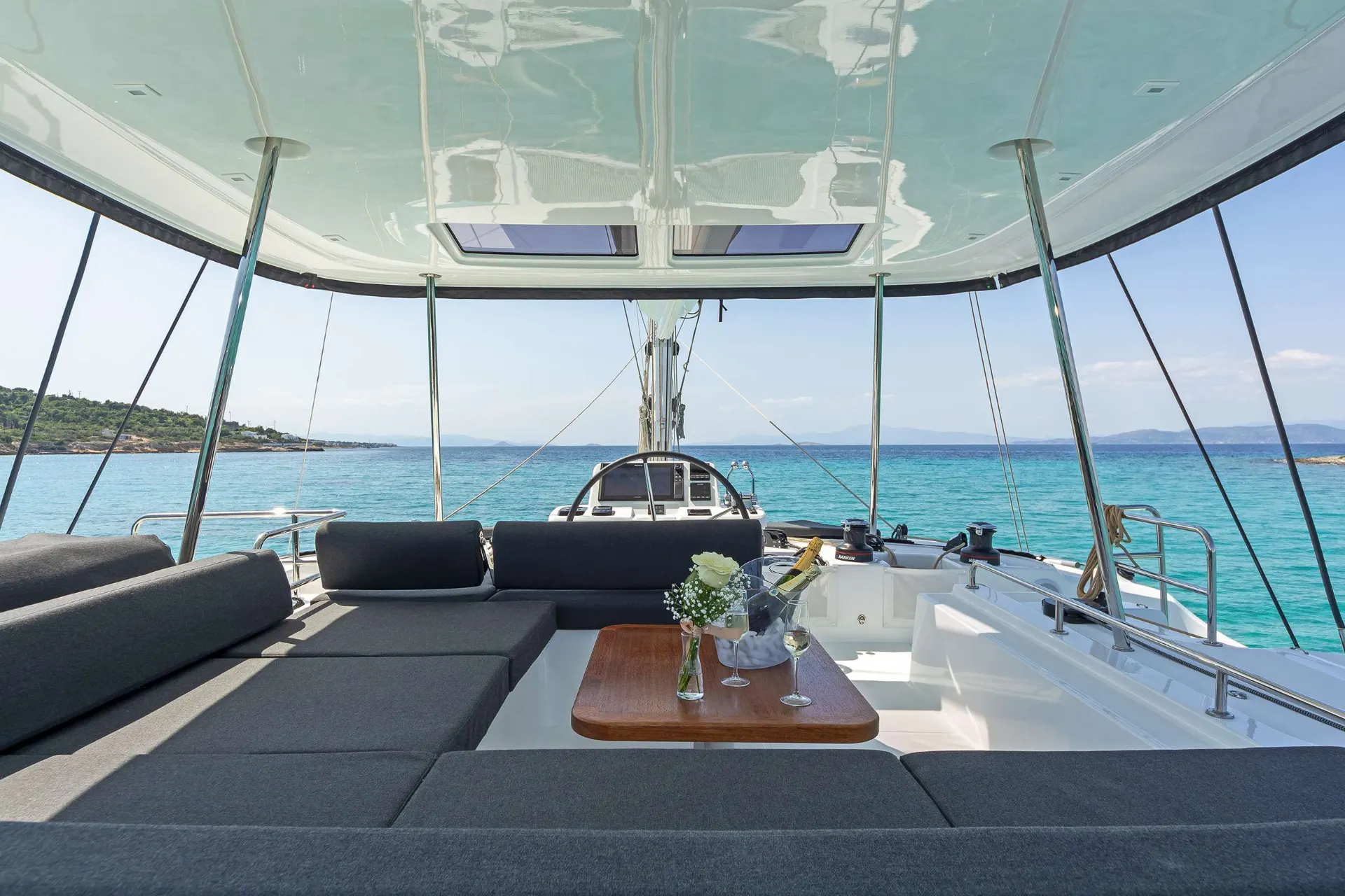 Lagoon 51 EFFIE STAR – Flybridge lounge