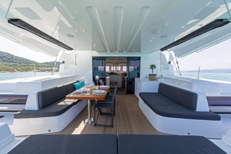 Lagoon 51 EFFIE STAR – Aft deck dining