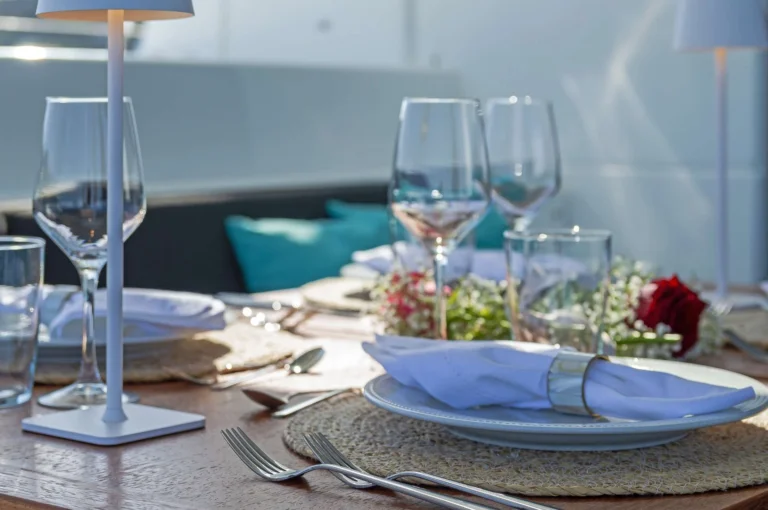 Lagoon 51 EFFIE STAR – Table setting