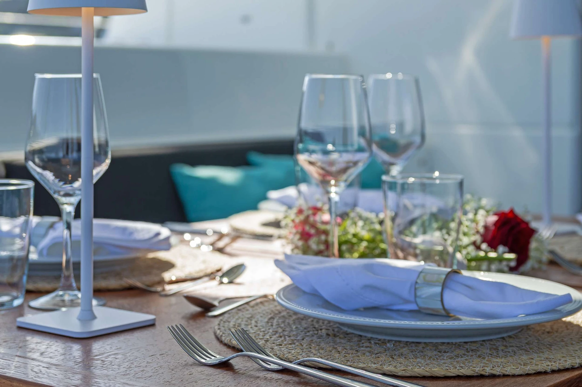 Lagoon 51 EFFIE STAR – Table setting