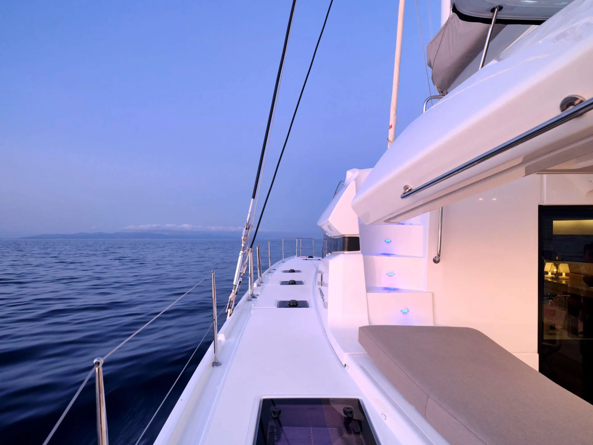 Lagoon 51 EFKRATI – Side deck at dusk