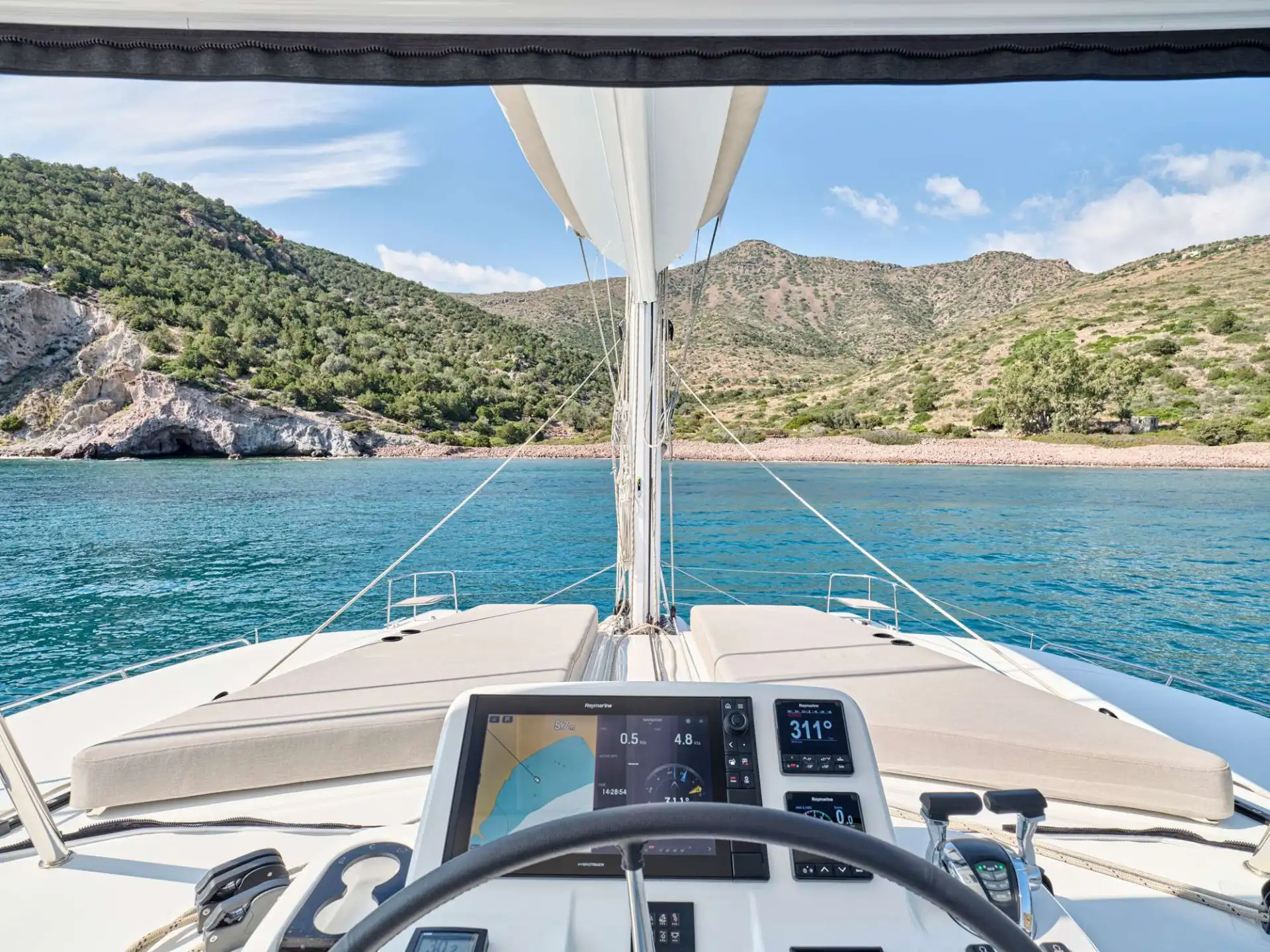 Lagoon 51 EFKRATI – Flybridge helm station