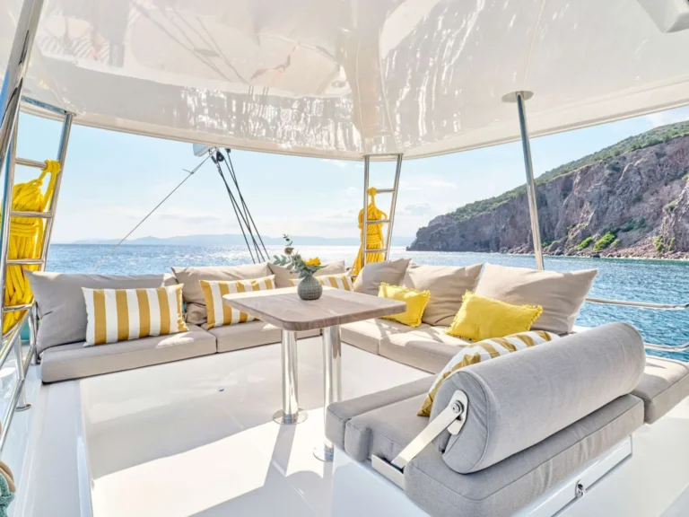 Lagoon 51 EFKRATI – Flybridge lounge