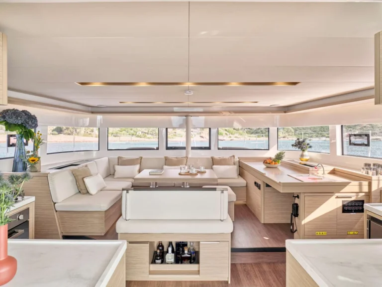 Lagoon 51 EFKRATI – Main saloon
