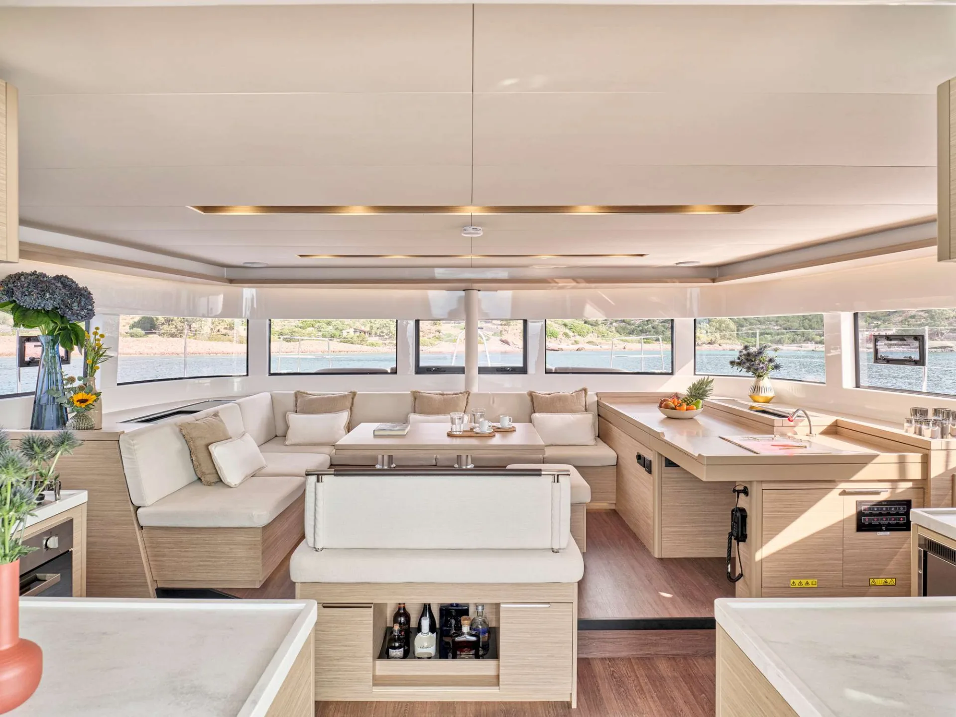 Lagoon 51 EFKRATI – Main saloon