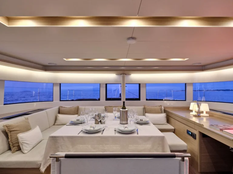 Lagoon 51 EFKRATI – Saloon dining table