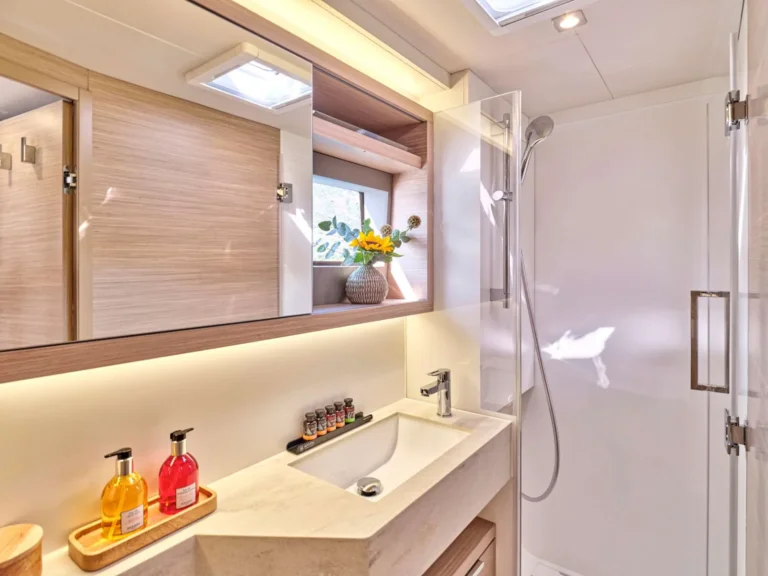 Lagoon 51 EFKRATI – En-suite bathroom