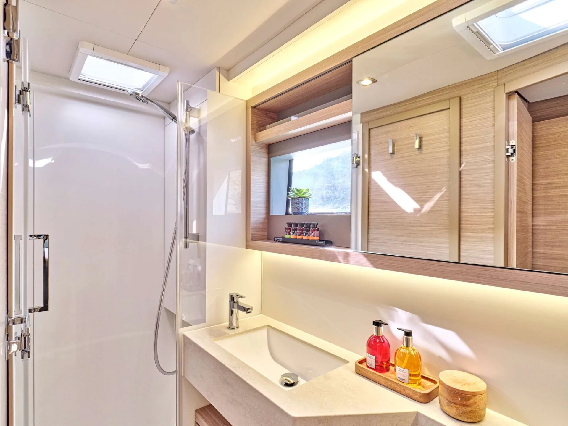 Lagoon 51 EFKRATI – Guest bathroom