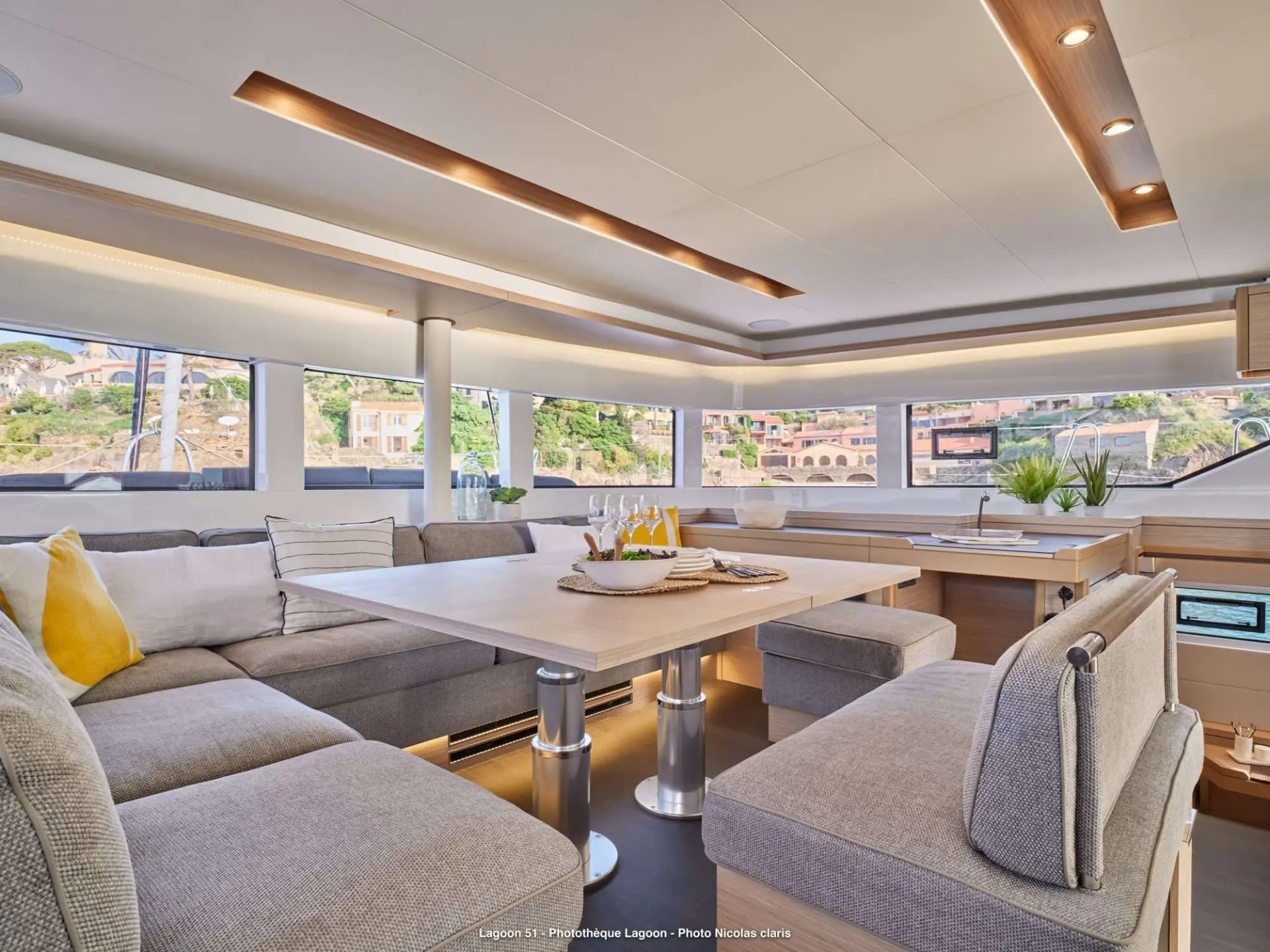 Lagoon 51 QUEEN ALEXANDRA – saloon