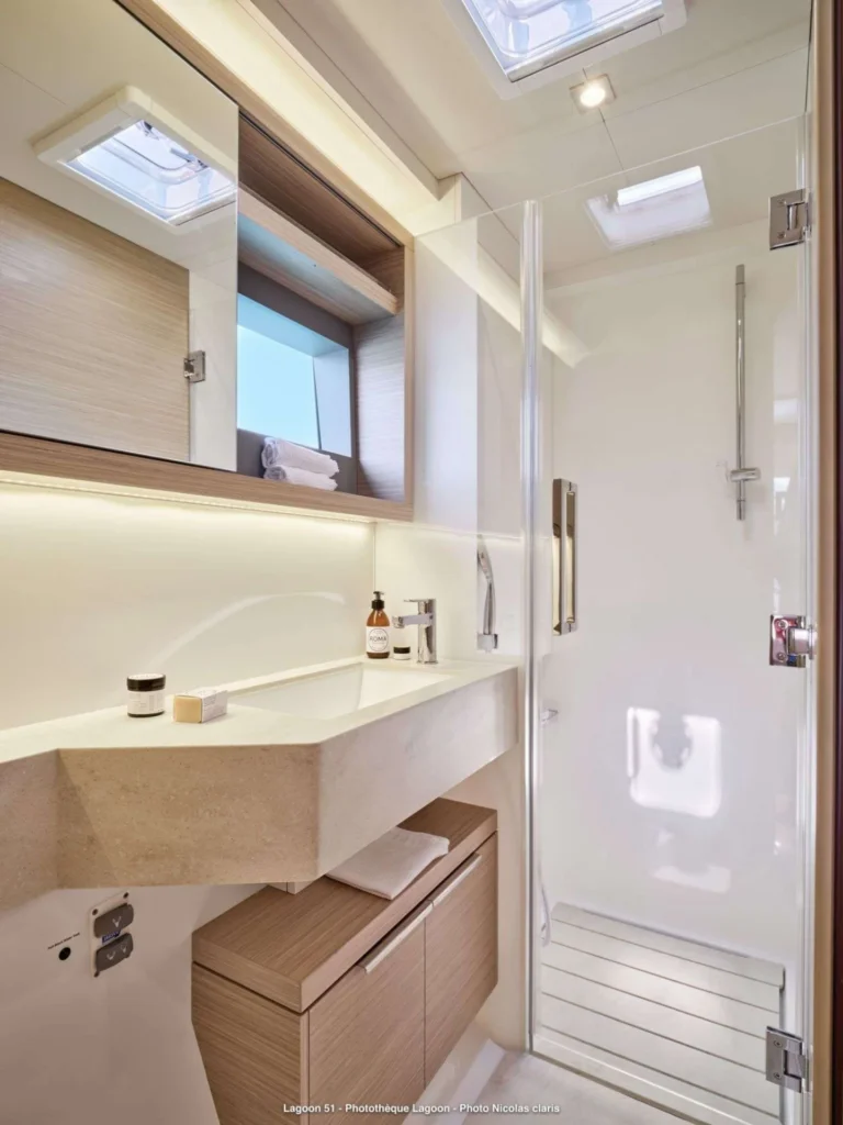 Lagoon 51 QUEEN ALEXANDRA – bathroom