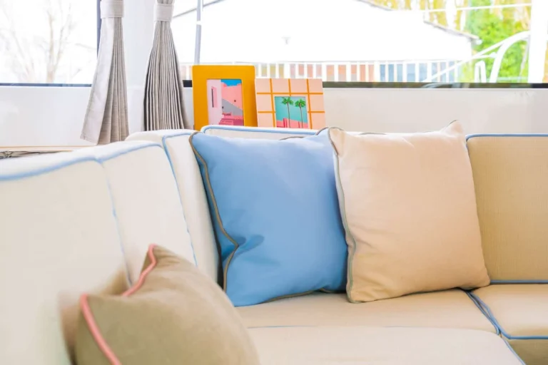 Lagoon 51 QUEEN VICTORIA – saloon cushions