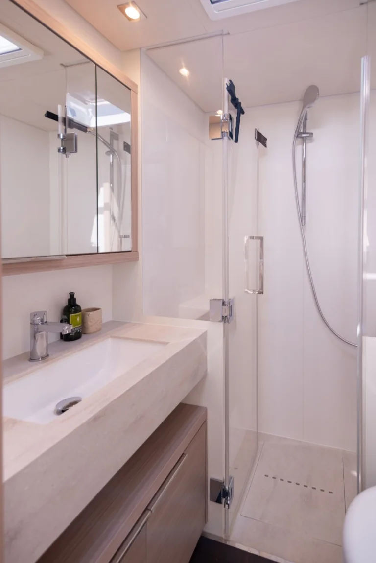 Lagoon 55 ADRIATIC PEARL – ensuite bathroom