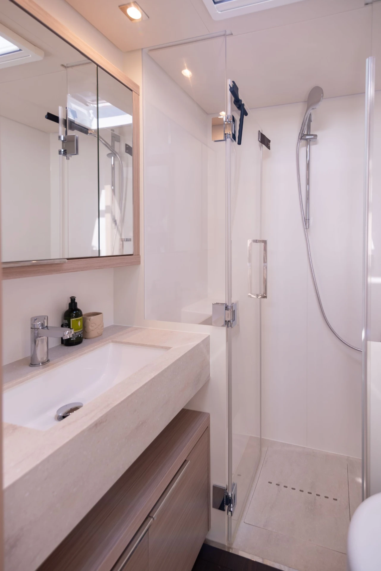 Lagoon 55 ADRIATIC PEARL – ensuite bathroom