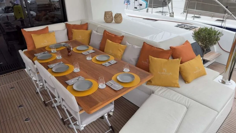 Lagoon 55 AURELIA – Aft deck dining