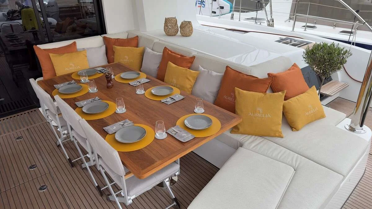 Lagoon 55 AURELIA – Aft deck dining