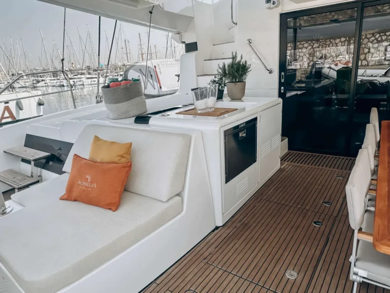 Lagoon 55 AURELIA – Aft deck seating