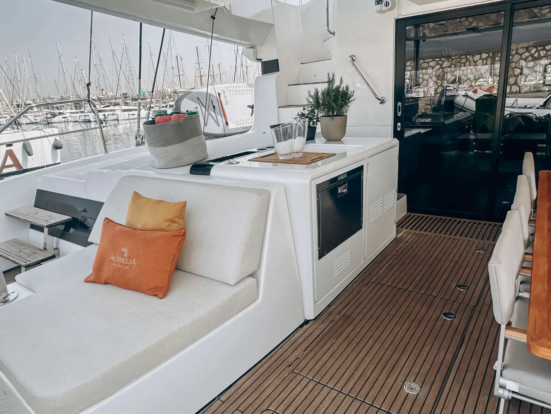 Lagoon 55 AURELIA – Aft deck seating