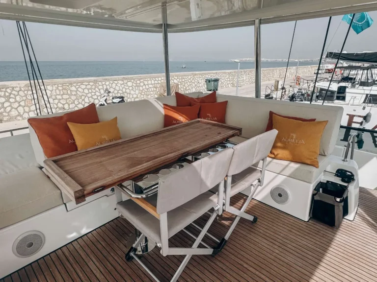 Lagoon 55 AURELIA – Flybridge dining