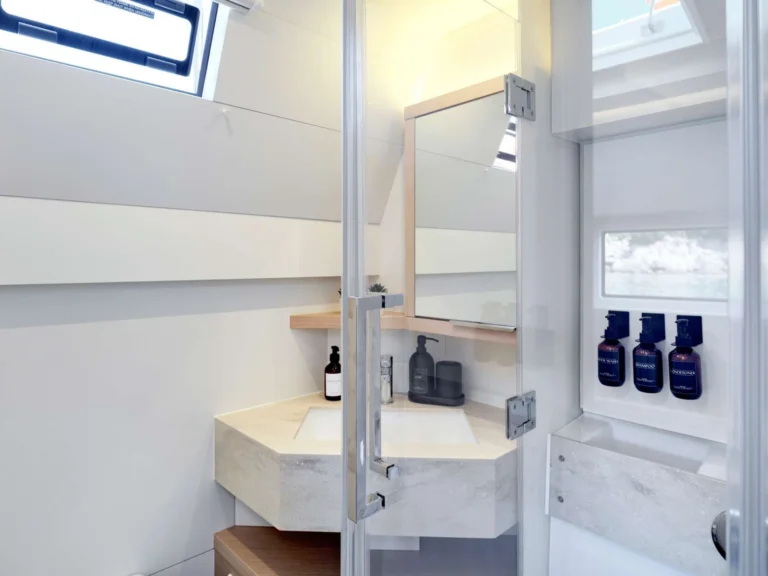 Lagoon 55 AZUL – En-suite bathroom