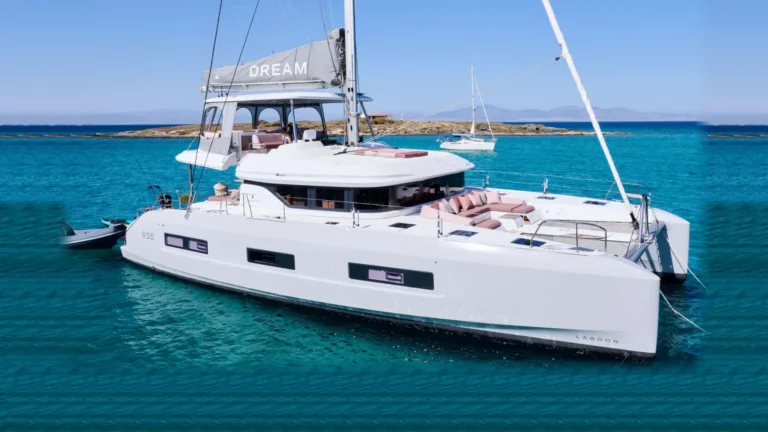 Lagoon 55 DREAM – DREAM at anchor