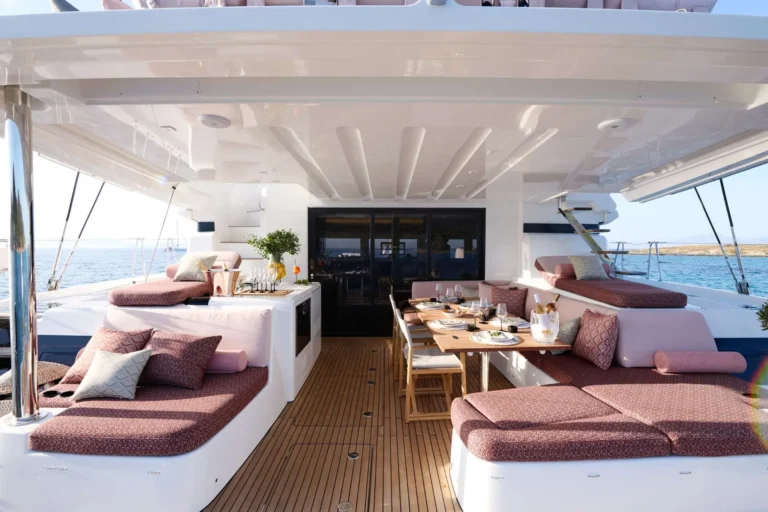 Lagoon 55 DREAM – Aft cockpit lounge