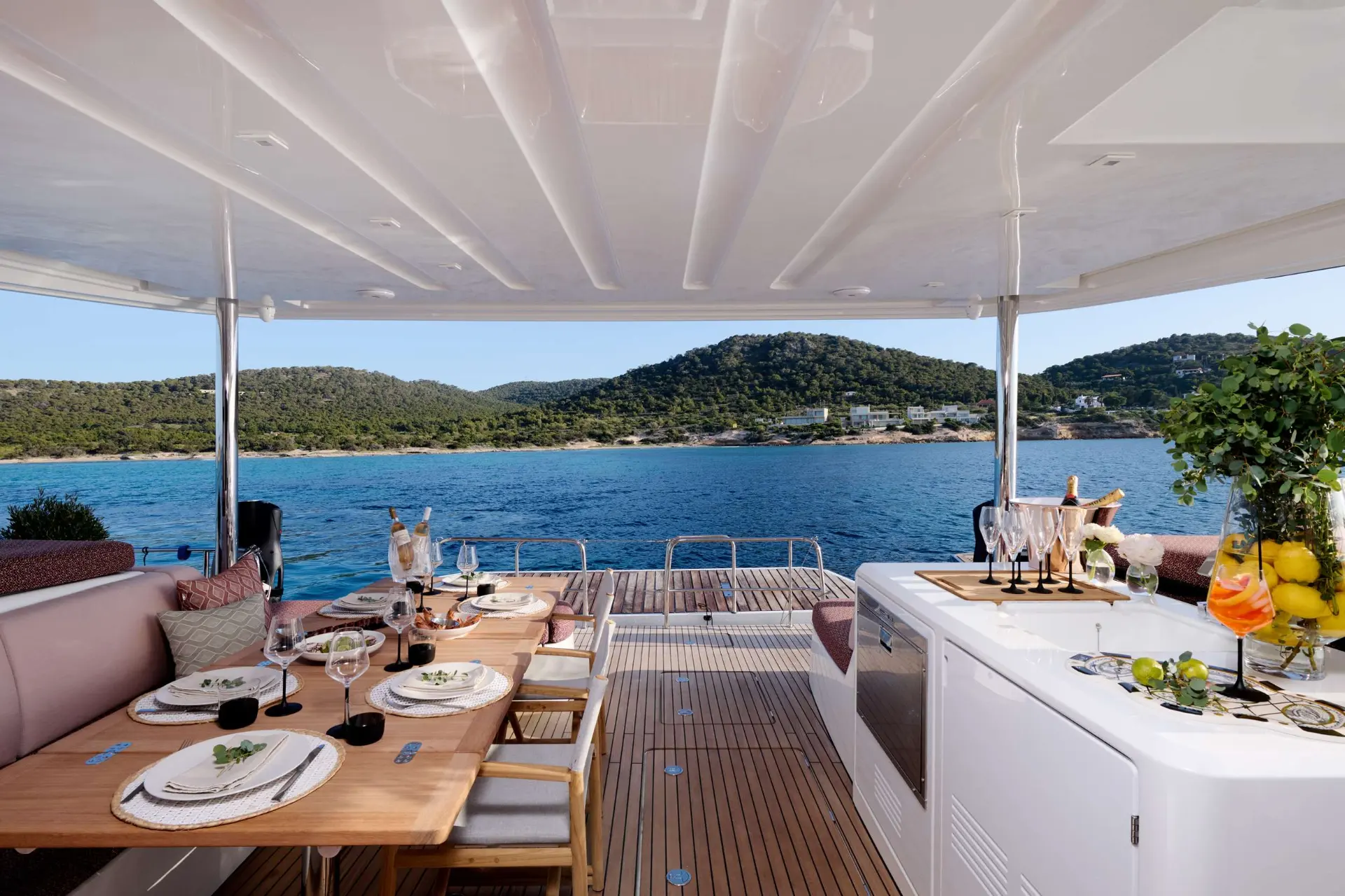 Lagoon 55 DREAM – Aft cockpit dining