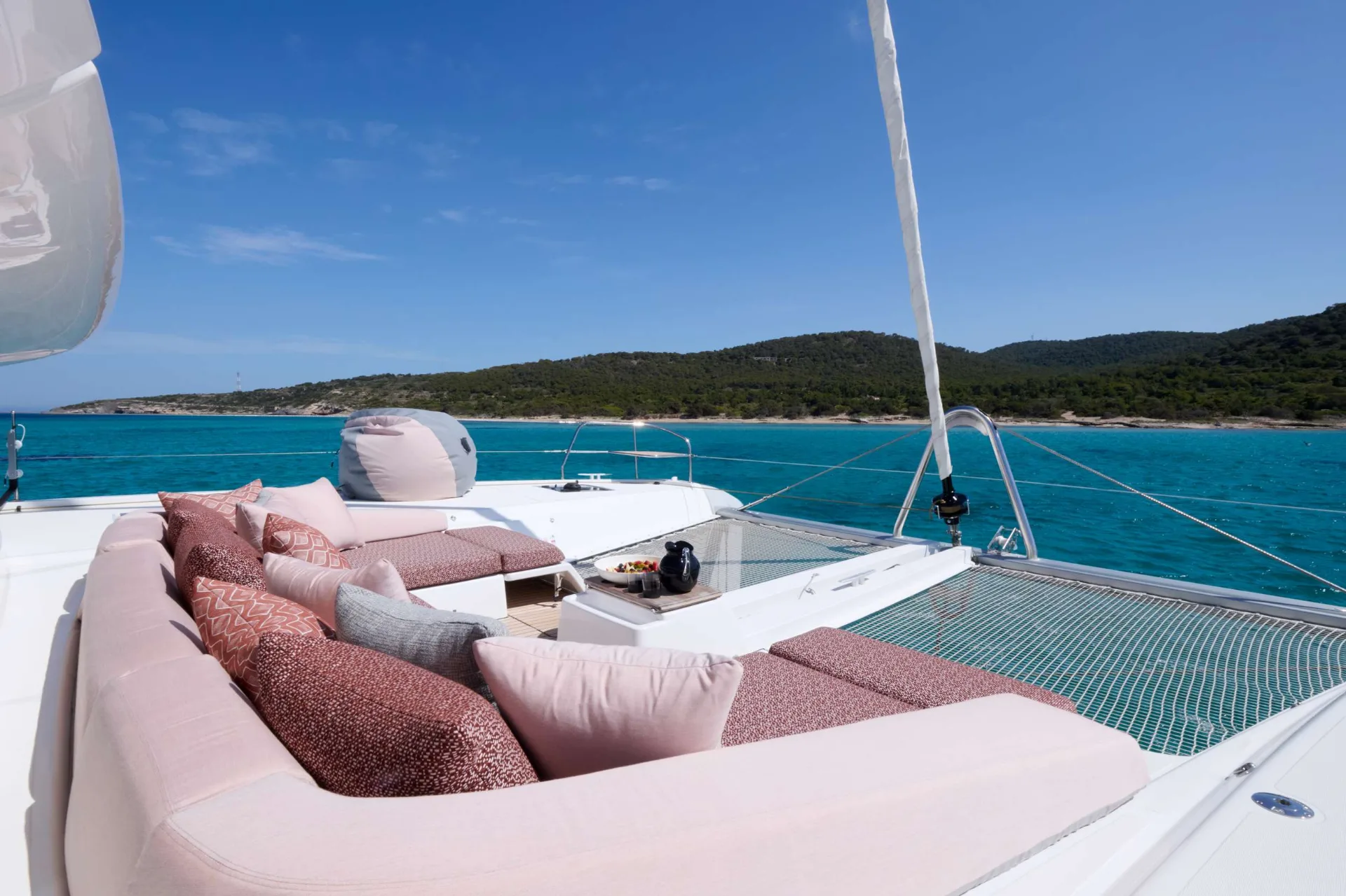 Lagoon 55 DREAM – Foredeck sunbeds and trampolines