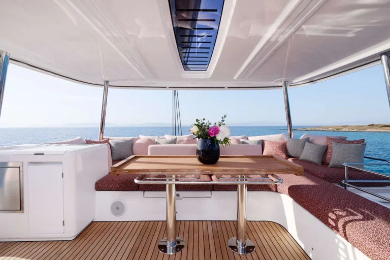 Lagoon 55 DREAM – Flybridge dining