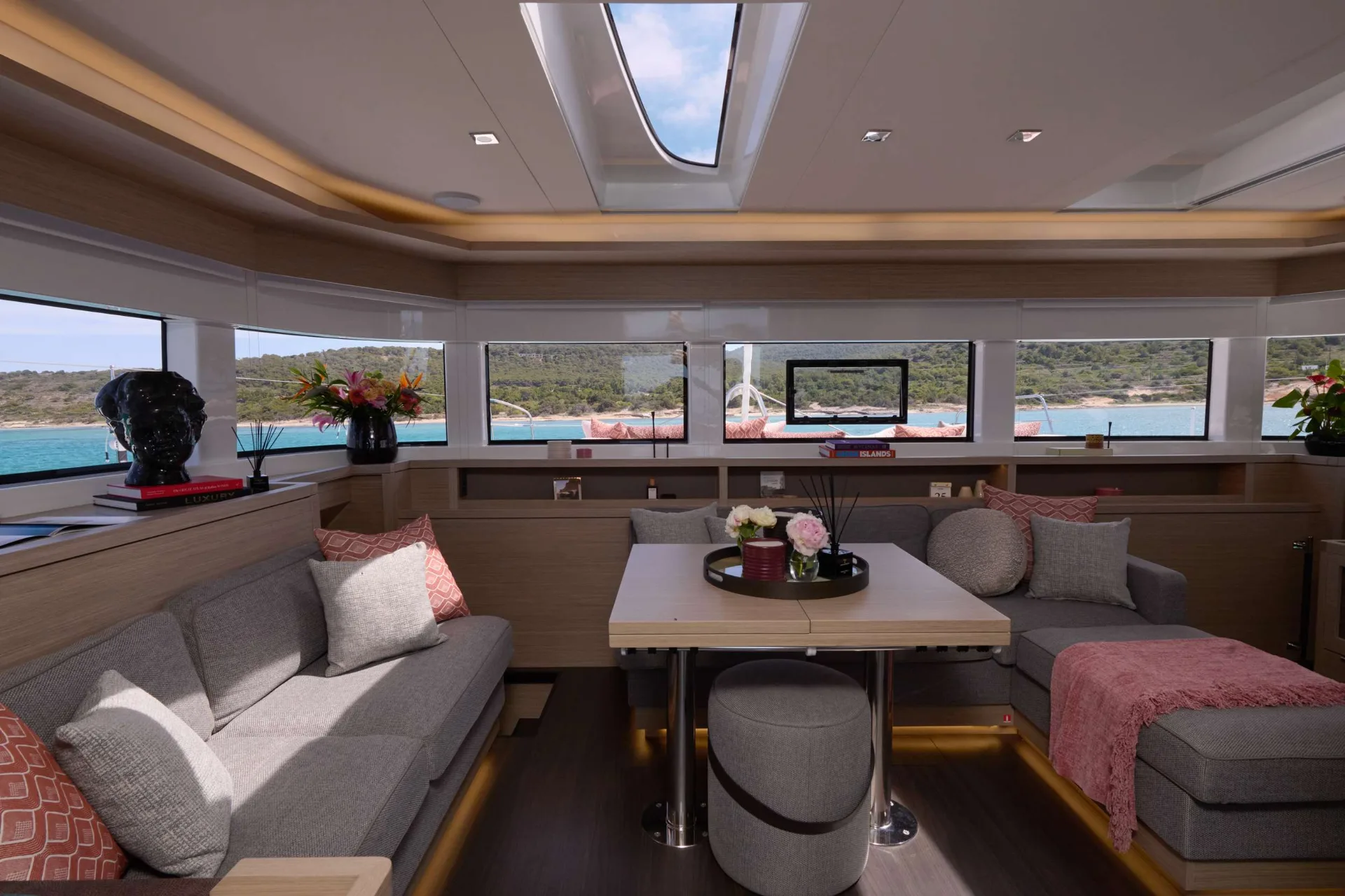 Lagoon 55 DREAM – Main saloon