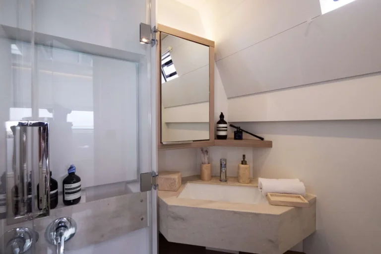 Lagoon 55 DREAM – En-suite bathroom